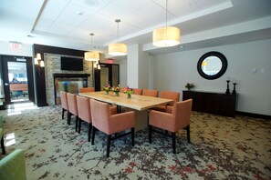 Se sirven desayunos, cenas y cocina americana 