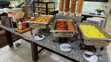 Päivittäinen tilauksen mukaan valmistettu aamiainen maksusta