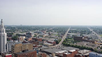 Un paisaje urbano con una torre destacada, varios edificios y una vista despejada del entorno.