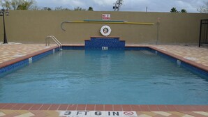 A swimming pool with a no diving sign and a depth marking of 3 feet 6 inches. - Candlewood Suites Harlingen by IHG (Harlingen)