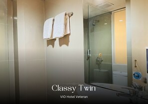 Shower, free toiletries, hair dryer, slippers - Vio Veteran (Bandung)