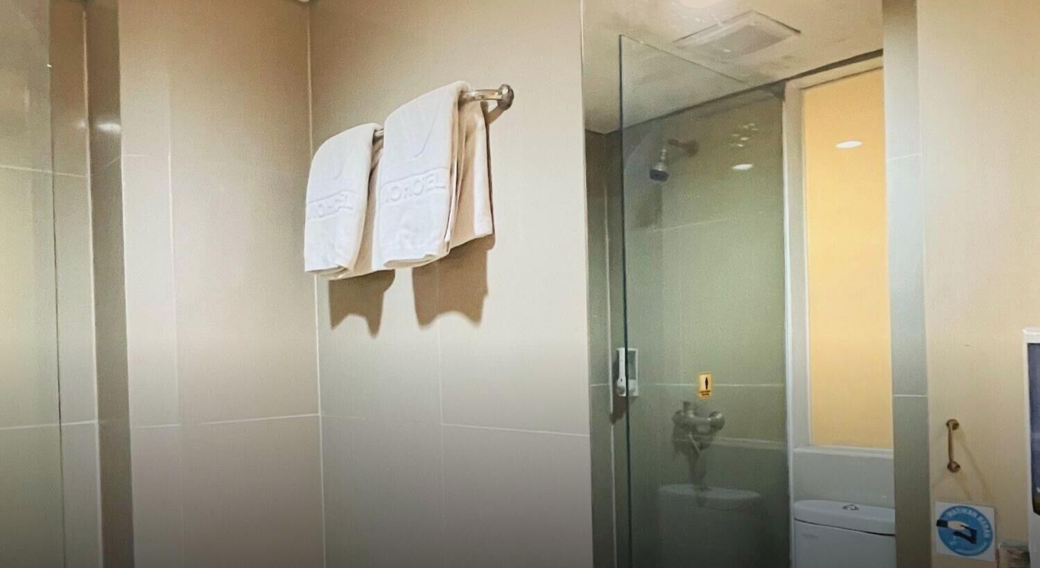 Douche, articles de toilette (gratuits), séchoir à cheveux, pantoufles