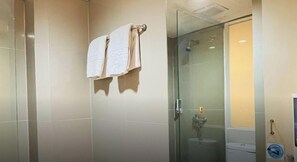 Shower, free toiletries, hair dryer, slippers - Vio Veteran (Bandung)