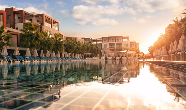 3 piscines extérieures, parasols de plage, chaises longues
