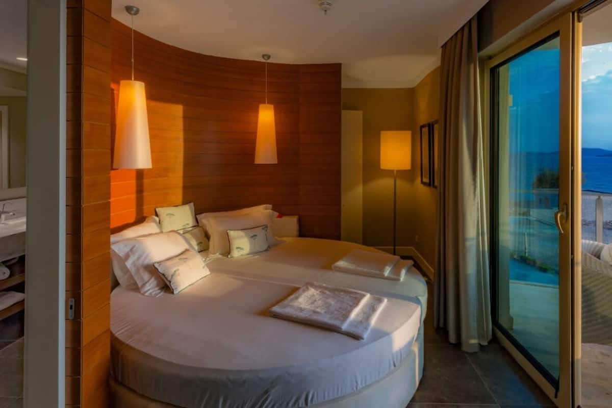 Romantic Suite | In-room safe, cribs (free), WiFi (free)