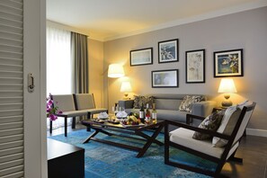 Deluxe Suite, 1 Bedroom | Living area