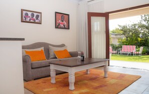 Deluxe Room 6  | Egyptian cotton sheets, premium bedding, memory foam beds, minibar - Gardenia Boutique Hotel (Randburg)