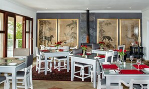 Dining - Inn & Out Plus Craighall (Randburg)