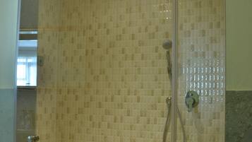 Luxury Suite, 1 Bedroom, Ground Floor | Bathroom shower