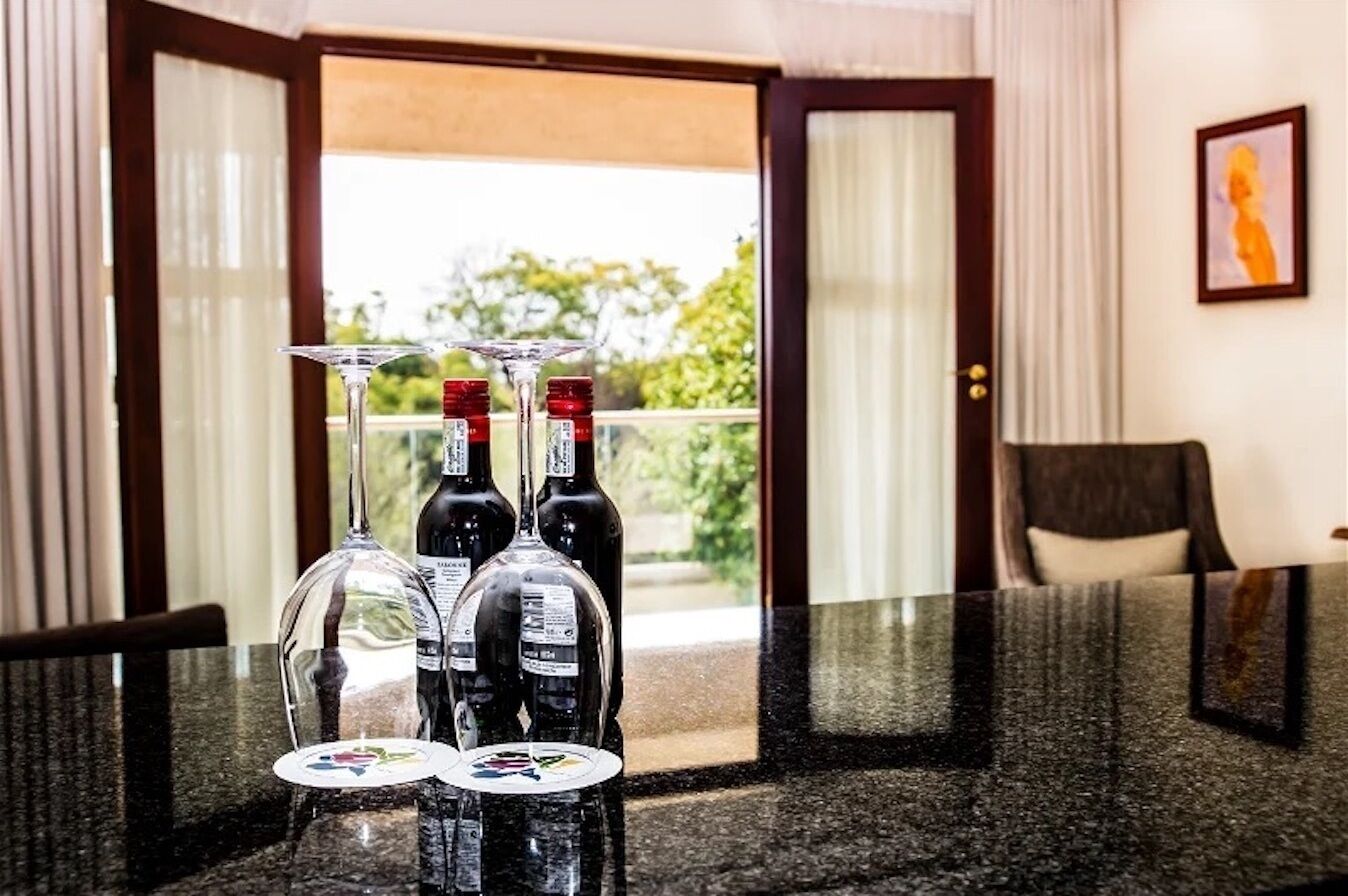 Kamar Comfort | Seprai katun Mesir, seprai premium, busa memori, dan minibar