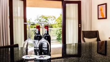 Kamar Comfort | Seprai katun Mesir, seprai premium, busa memori, dan minibar