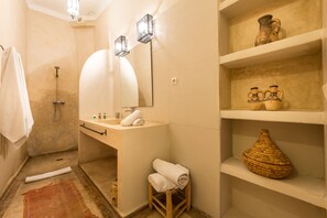 Een douche, gratis toiletartikelen, een haardroger, badjassen