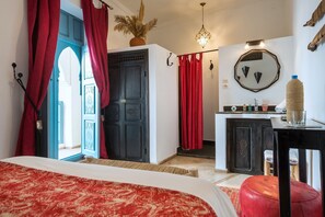 In-room safe, individually decorated, individually furnished, desk - Riad l'Orange Bleue (Marrakech)