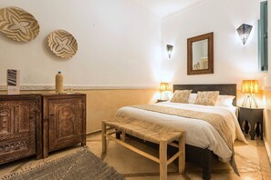 In-room safe, individually decorated, individually furnished, desk - Riad l'Orange Bleue (Marrakech)