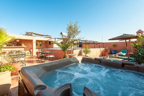 Outdoor spa tub - Riad l'Orange Bleue (Marrakech)