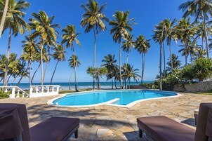 Una piscina al aire libre, camas de piscina gratis
