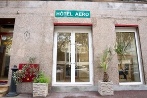Front of property - Aéro Club (Issy-les-Moulineaux)