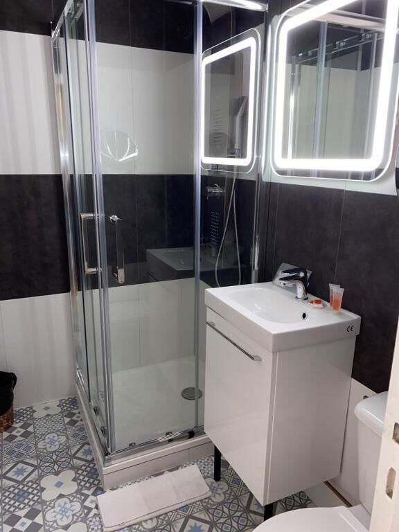 Tina con regadera, amenidades de baño gratuitas, secadora de cabello 