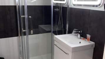 Tina con regadera, amenidades de baño gratuitas, secadora de cabello