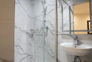Double Room | Bathroom | Combined shower/tub, free toiletries, hair dryer, towels - Aéro Club (Issy-les-Moulineaux)