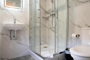 Een bad/douchecombinatie, gratis toiletartikelen, een haardroger