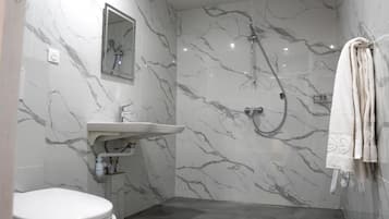 Chambre Double | Salle de bain | Ensemble douche/baignoire, articles de toilette gratuits, sĂšche-cheveux