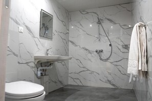 Double Room | Bathroom | Combined shower/bathtub, free toiletries, hair dryer, towels - Aéro Club (Issy-les-Moulineaux)