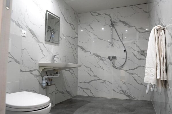 Tweepersoonskamer | Badkamer | Een bad/douchecombinatie, gratis toiletartikelen, een haardroger