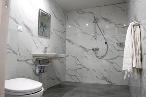 双人房 | 浴室 | 淋浴/盆浴组合、免费洗浴用品、吹风机、毛巾