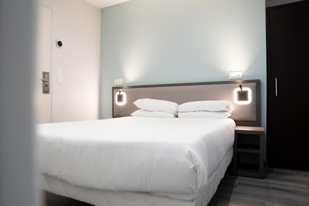 Soundproofing, free WiFi, bed sheets