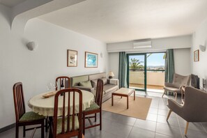 Apartment, 1 Bedroom | Living area | TV - Parque Monte Verde (Albufeira)