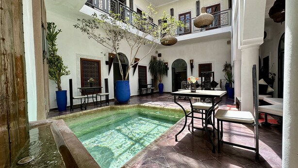 A courtyard with a pool, outdoor seating, and potted plants. - Le Riad Jardin Des Rêves By La Siredrah (Marrakech)