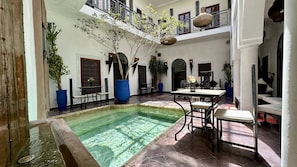 A courtyard with a pool, outdoor seating, and potted plants. - Le Riad Jardin Des Rêves By La Siredrah (Marrakech)