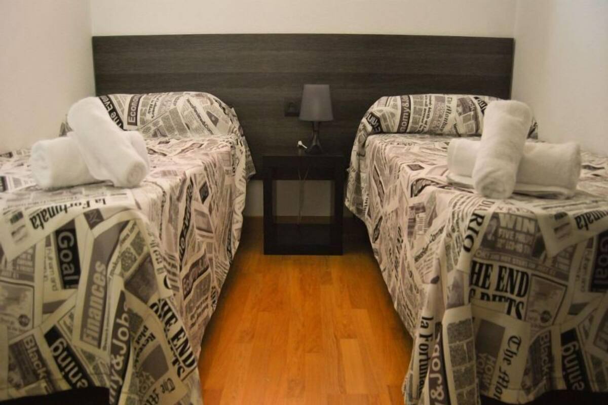 Caja fuerte, tabla de planchar con plancha, ropa de cama