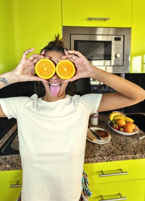 Microwave, cookware/dishes/utensils