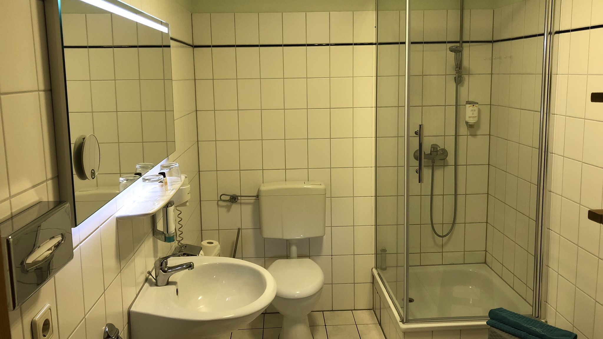 double room | bathroom | shower, free toiletries, hair dryer, towels