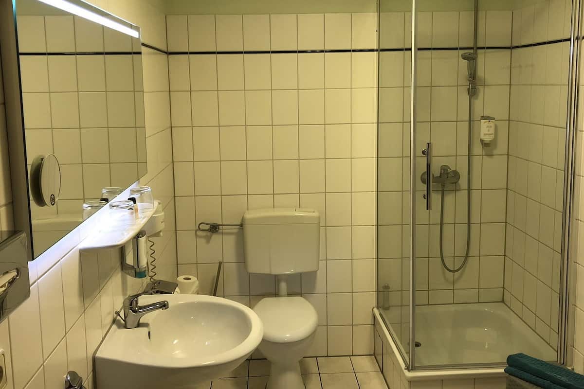 double room | bathroom | shower, free toiletries, hair dryer, towels
