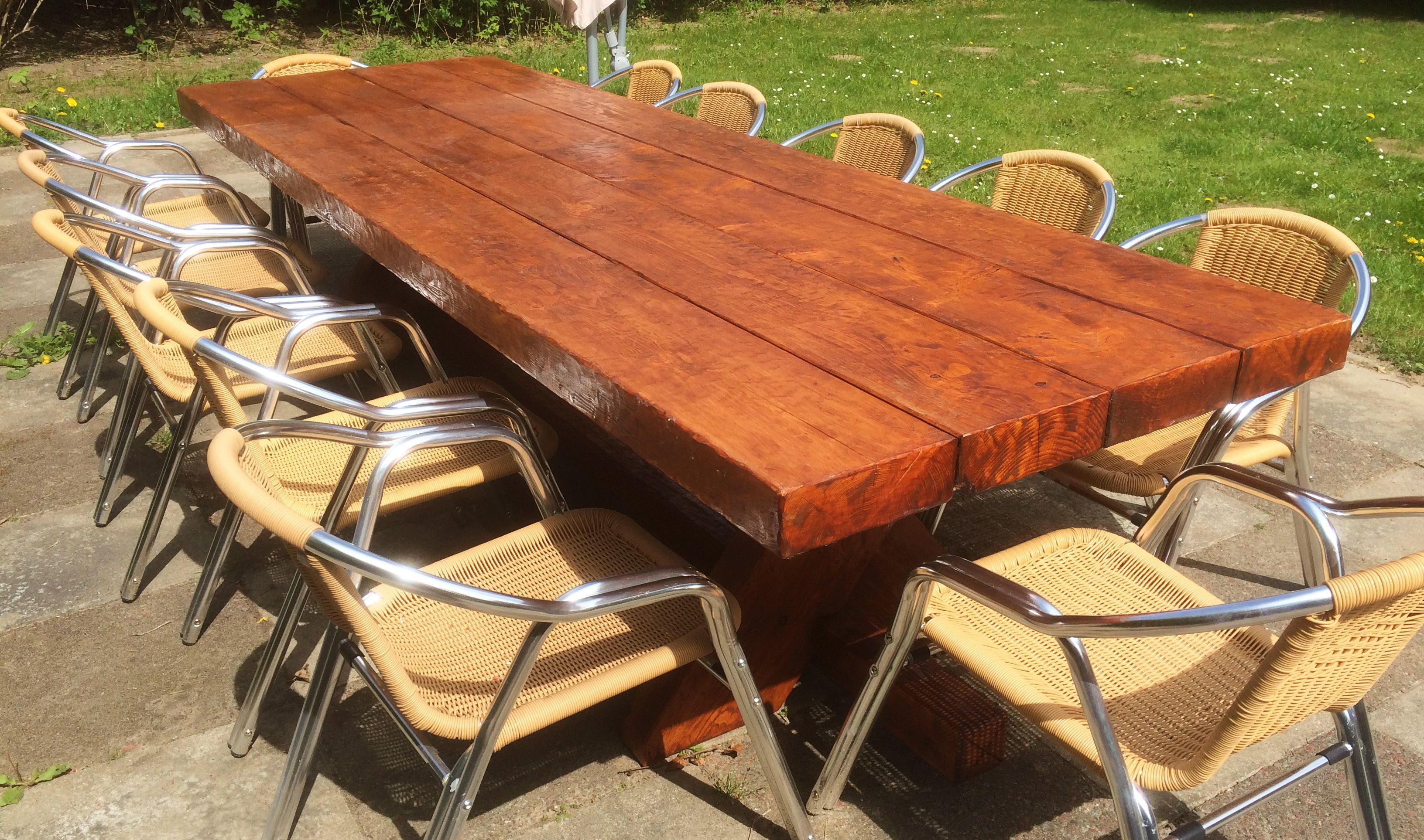 Une table rectangulaire en bois, accompagnée de chaises en métal.