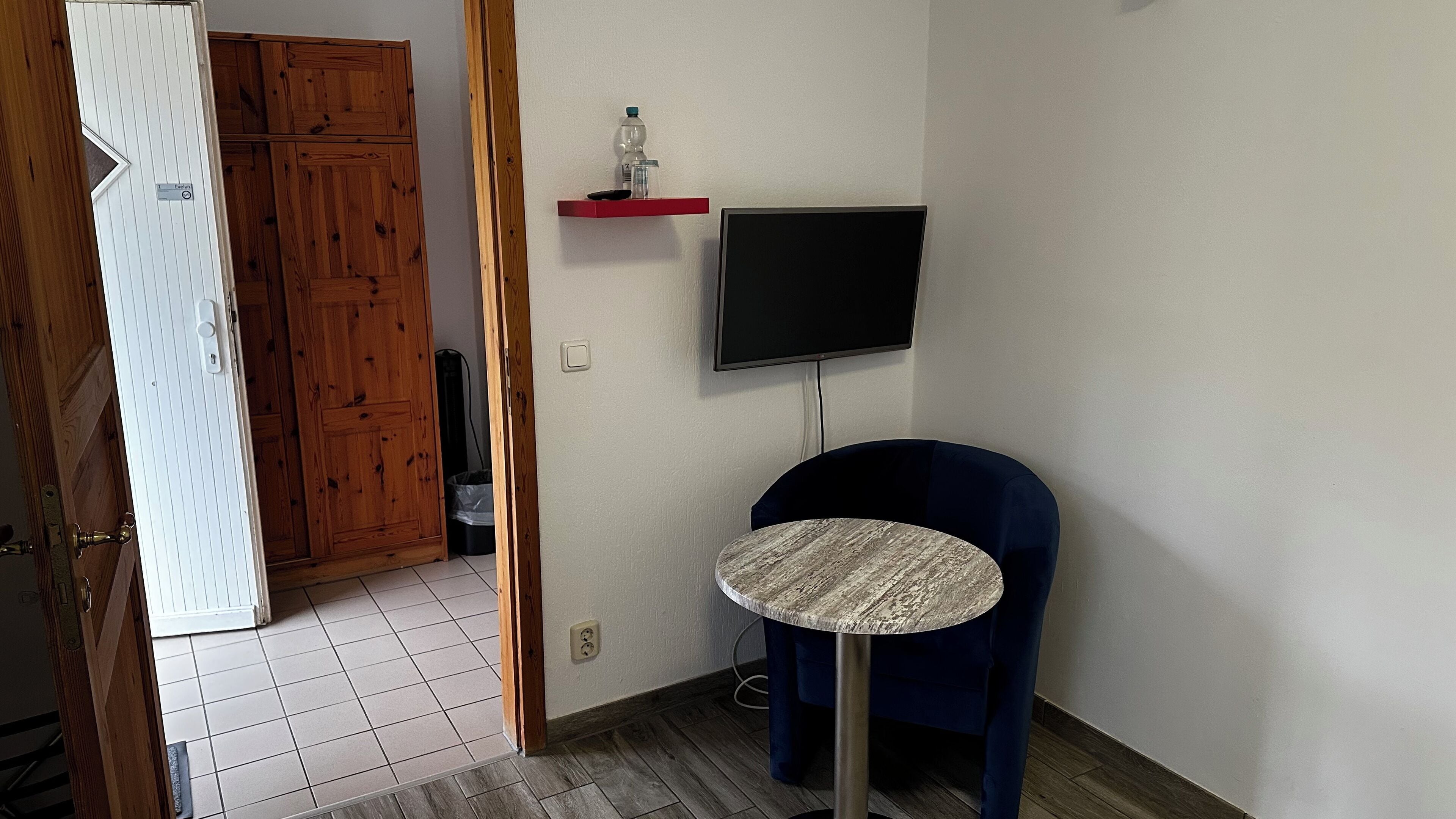 single room | 1 bedroom, in-room safe, individually decorated, individually furnished