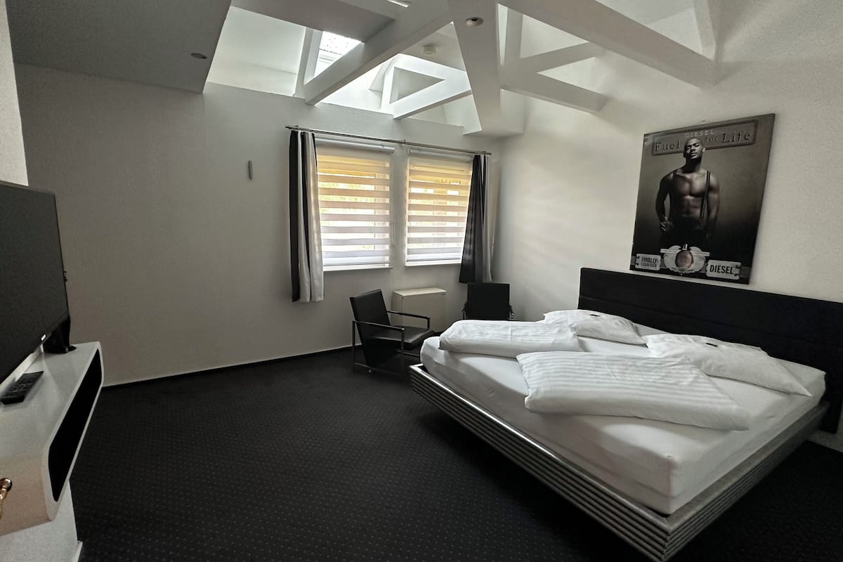 suite | 1 bedroom, in-room safe, individually decorated, individually furnished