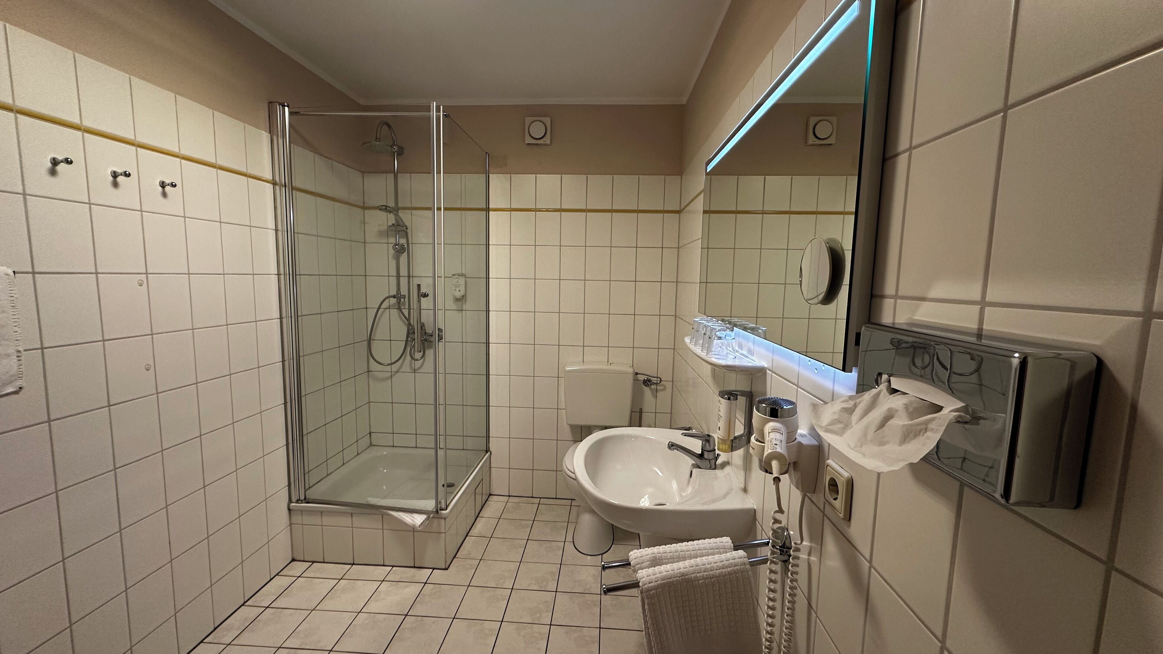 apartment, 2 bedrooms | bathroom | shower, free toiletries, hair dryer, towels