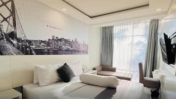 Brankas, meja kerja, ruang kerja ramah laptop, dan setrika/meja setrika