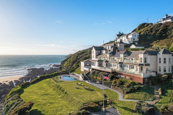 A large, modern hotel with a pool and a view of the ocean. - Watersmeet Hotel (Woolacombe)