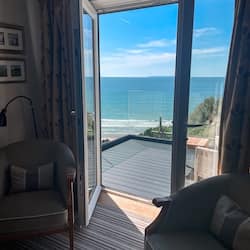Lookout Room with balcony | Decoración personalizada y muebles diferentes