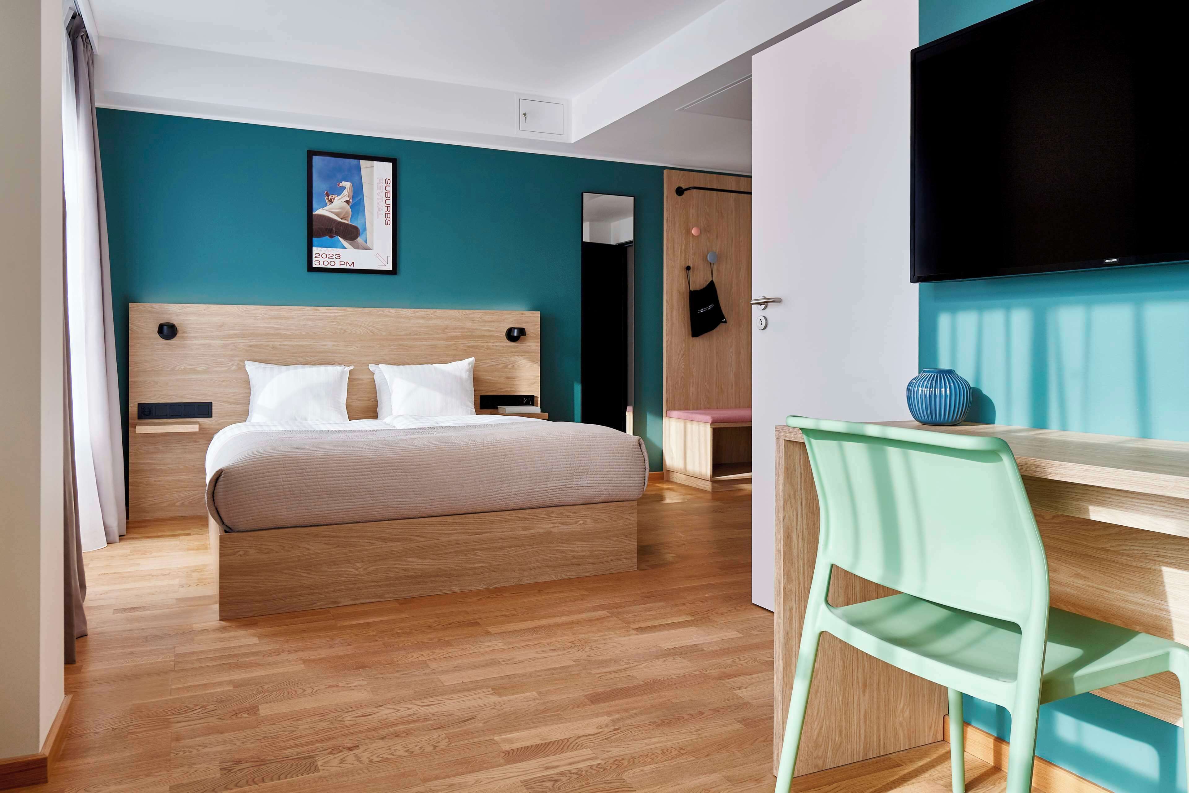 family room, 1 double bed, accessible, non smoking (with sofabed) | living area | flat-screen tv