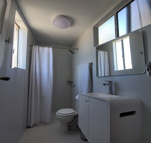 Habitación Confort, para no fumadores, vista a la ciudad | Baño | Regadera, amenidades de baño gratuitas, secadora de cabello, toallas