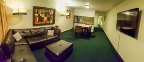 Suite Deluxe, no fumadores, vistas a la ciudad | Servicio de comidas en la habitación