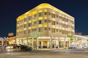 A hotel with multiple floors, a restaurant, and a parking area. - Hotel del Norte (Mexicali)