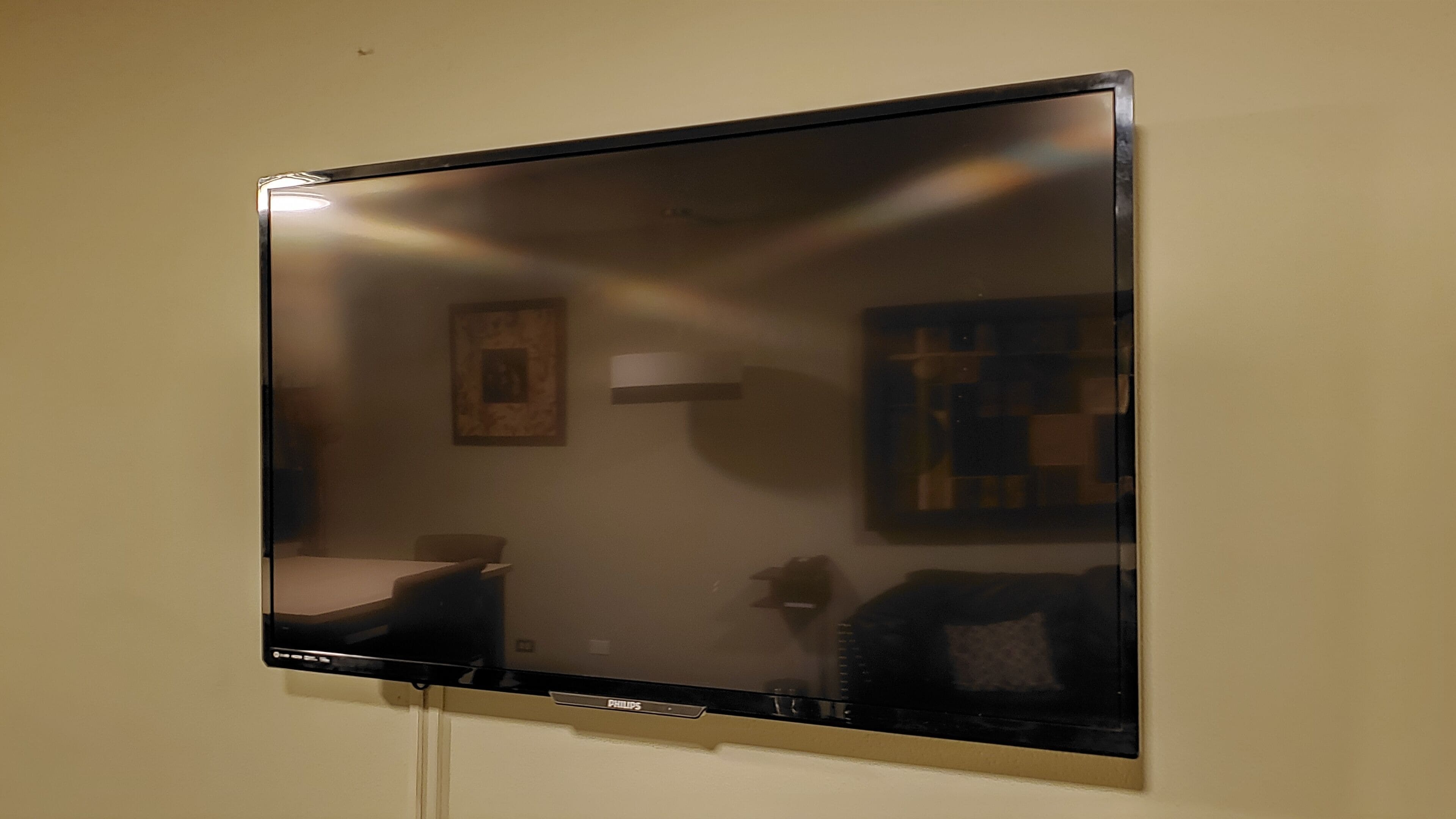 Un televisor de pantalla plana montado en la pared.