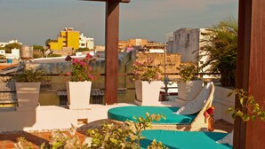 A rooftop terrace with a pool, lounge chairs, and potted plants. - La Casa Del Piano Hotel Boutique by Xarm Hotels (Santa Marta)